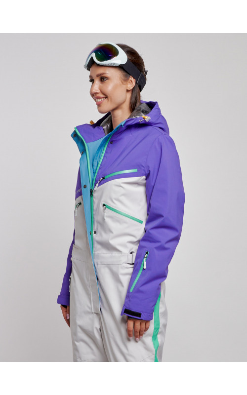 Зимний женский комбинезон для зимних видов спорта.