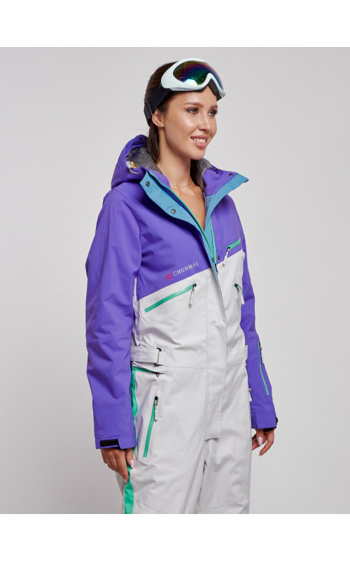 Зимний женский комбинезон для зимних видов спорта.