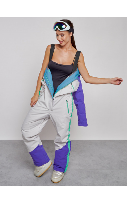 Зимний женский комбинезон для зимних видов спорта.