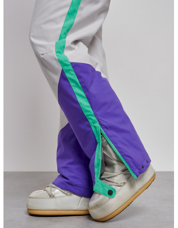 Зимний женский комбинезон для зимних видов спорта.