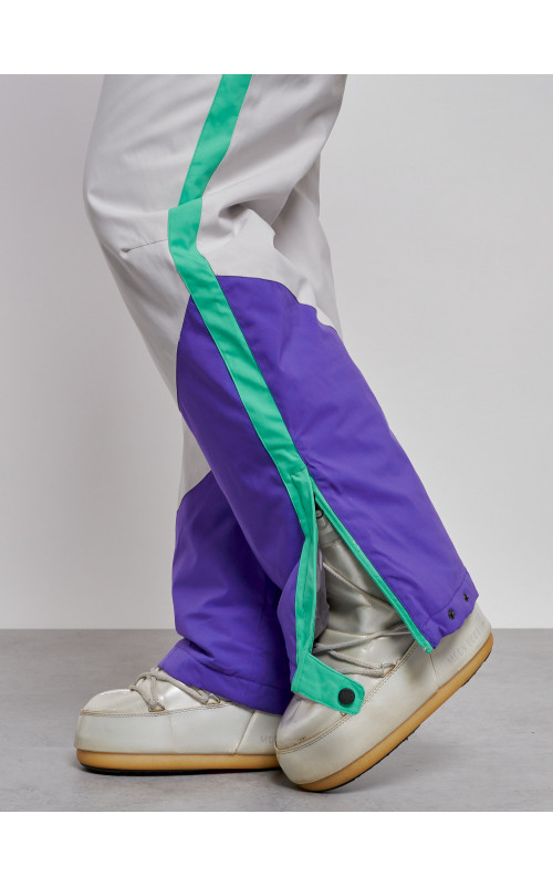 Зимний женский комбинезон для зимних видов спорта.