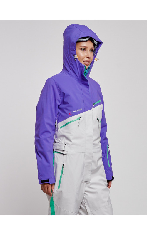 Зимний женский комбинезон для зимних видов спорта.