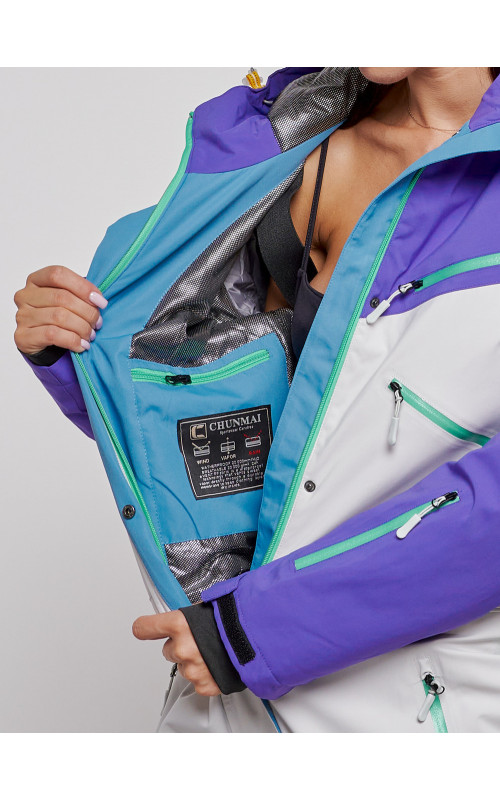 Зимний женский комбинезон для зимних видов спорта.