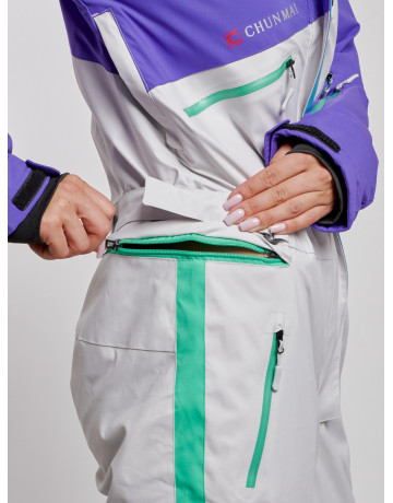 Зимний женский комбинезон для зимних видов спорта.