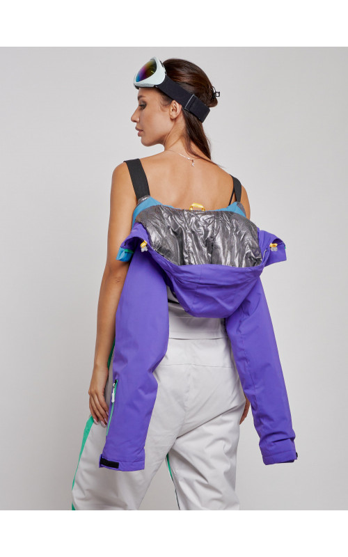 Зимний женский комбинезон для зимних видов спорта.