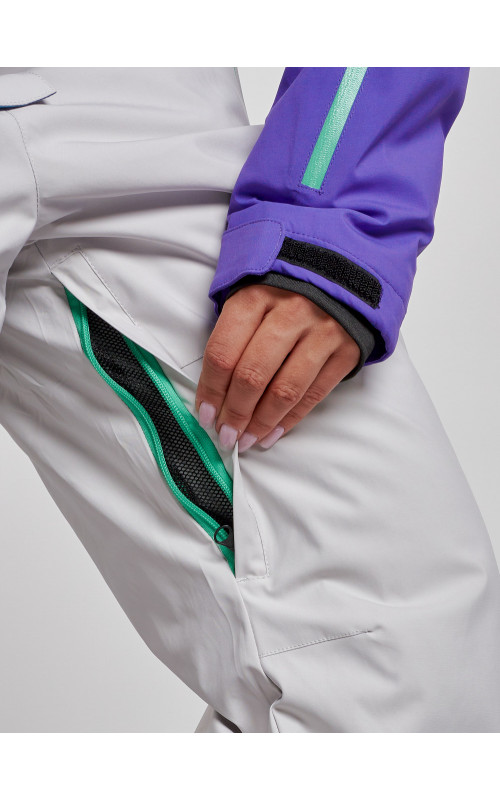 Зимний женский комбинезон для зимних видов спорта.