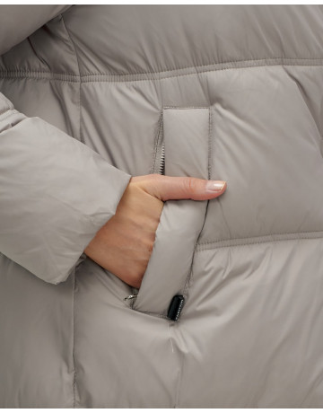 Длинный женский пуховик с капюшоном для зимы.