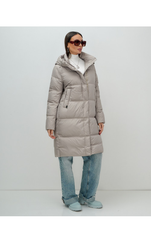 Длинный женский пуховик с капюшоном для зимы.