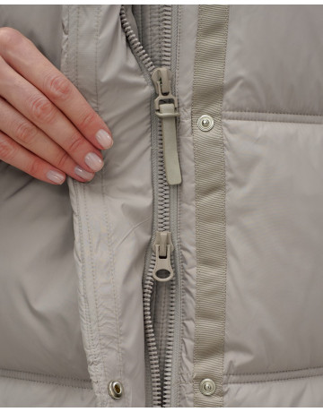 Длинный женский пуховик с капюшоном для зимы.