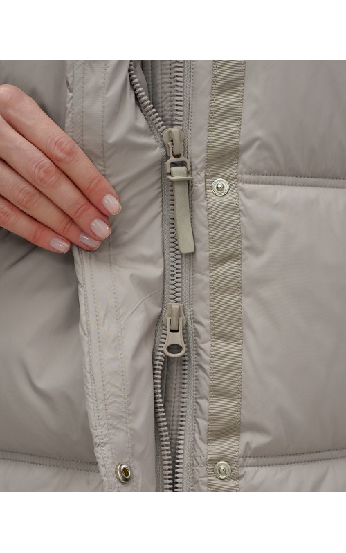 Длинный женский пуховик с капюшоном для зимы.