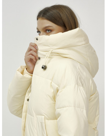 Зимний пуховик с воротником-стойкой и капюшоном.