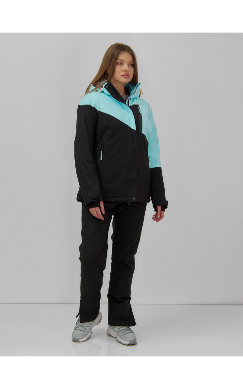 Женский горнолыжный костюм для активного отдыха.