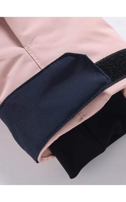 Зимний горнолыжный костюм для девочки.