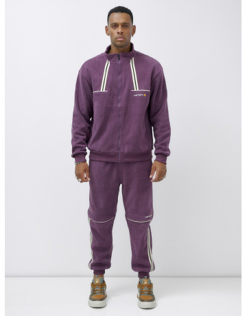 Мужской спортивный комплект: олимпийка и джоггеры.