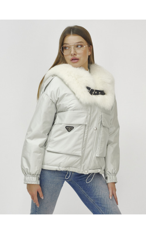 Зимний женский бомбер-куртка с меховой опушкой.