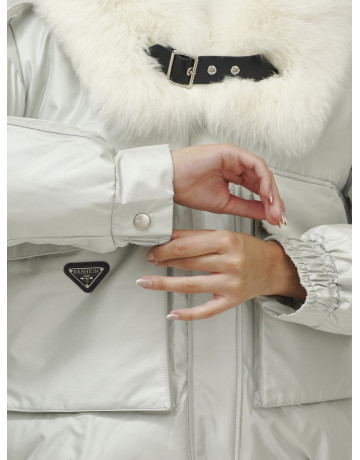 Зимний женский бомбер-куртка с меховой опушкой.