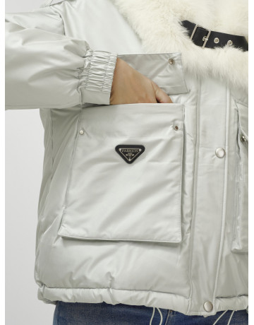 Зимний женский бомбер-куртка с меховой опушкой.