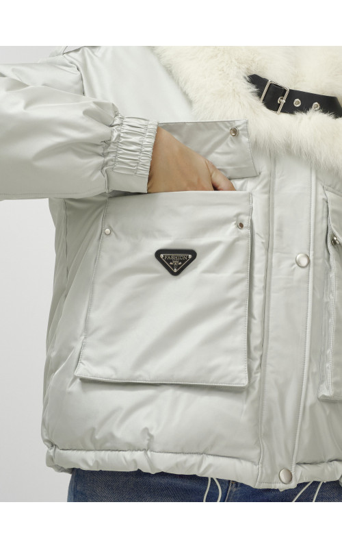 Зимний женский бомбер-куртка с меховой опушкой.