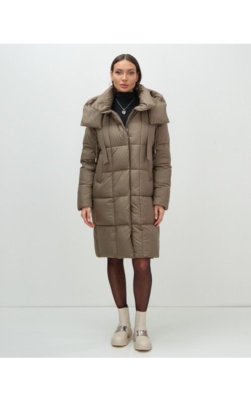 Женский длинный пуховик с капюшоном.