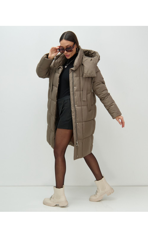Женский длинный пуховик с капюшоном.
