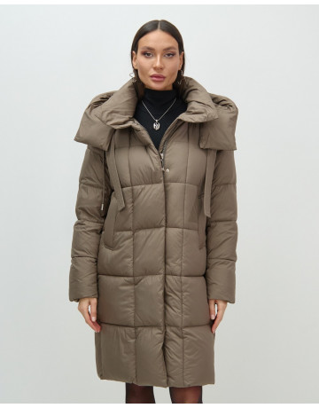 Женский длинный пуховик с капюшоном.