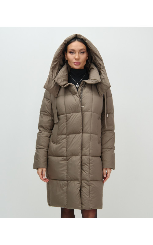 Женский длинный пуховик с капюшоном.