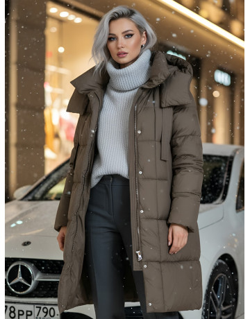 Женский длинный пуховик с капюшоном.