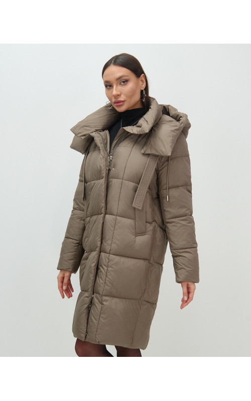 Женский длинный пуховик с капюшоном.