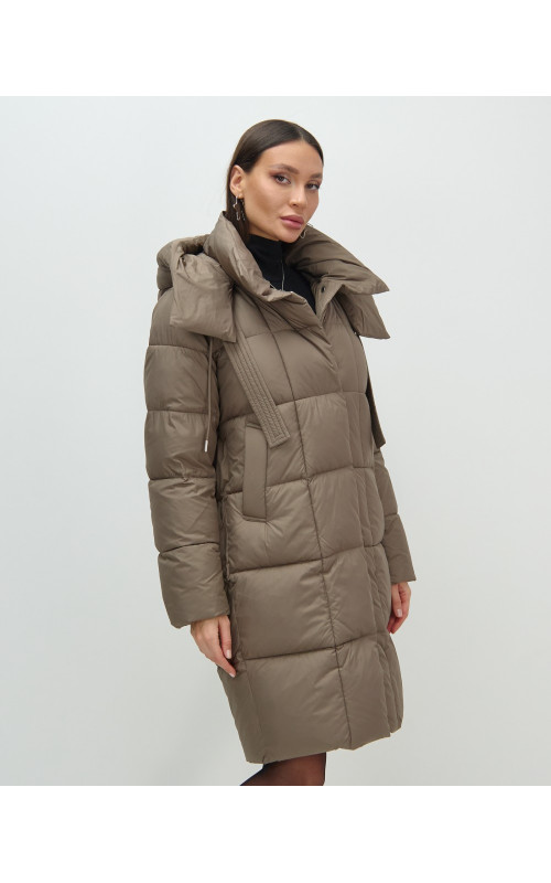 Женский длинный пуховик с капюшоном.