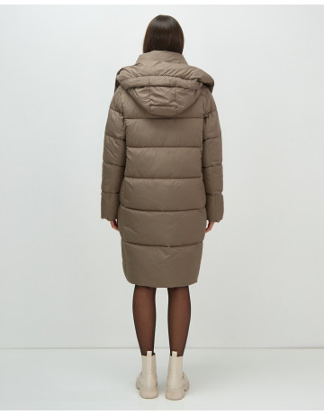 Женский длинный пуховик с капюшоном.