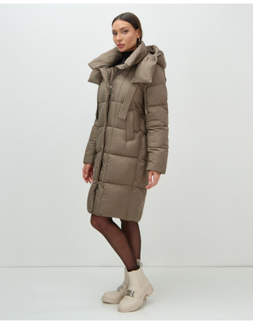 Женский длинный пуховик с капюшоном.