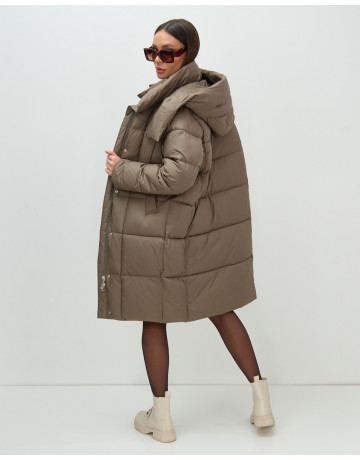 Женский длинный пуховик с капюшоном.