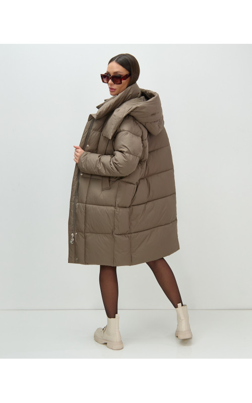Женский длинный пуховик с капюшоном.