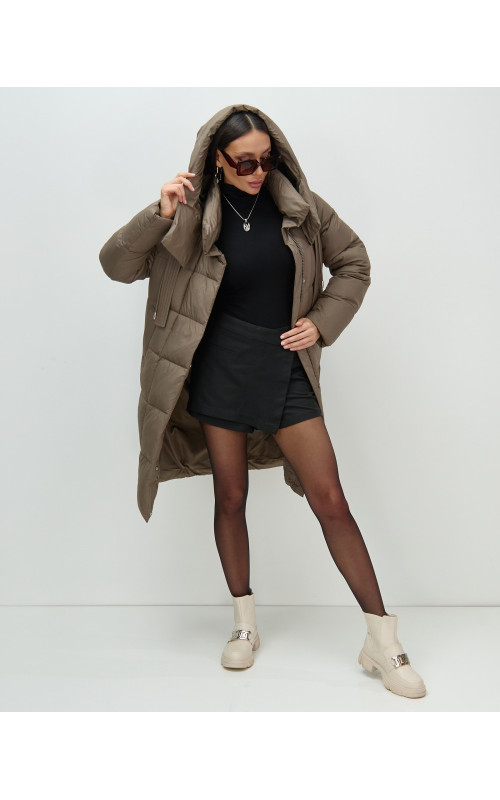 Женский длинный пуховик с капюшоном.