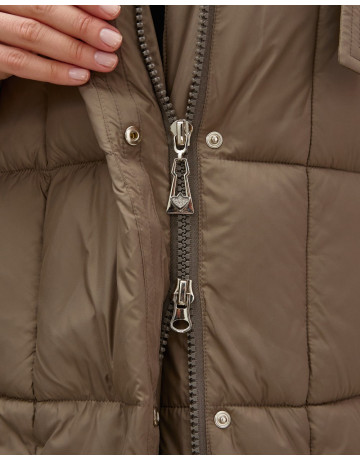 Женский длинный пуховик с капюшоном.