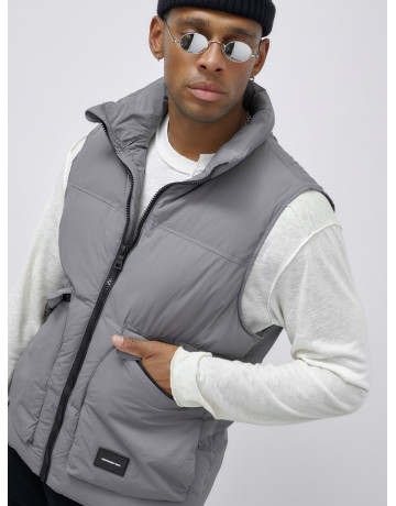 Мужской зимний стеганый жилет для активного отдыха.