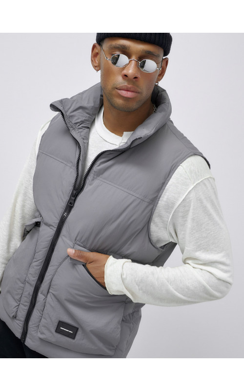 Мужской зимний стеганый жилет для активного отдыха.