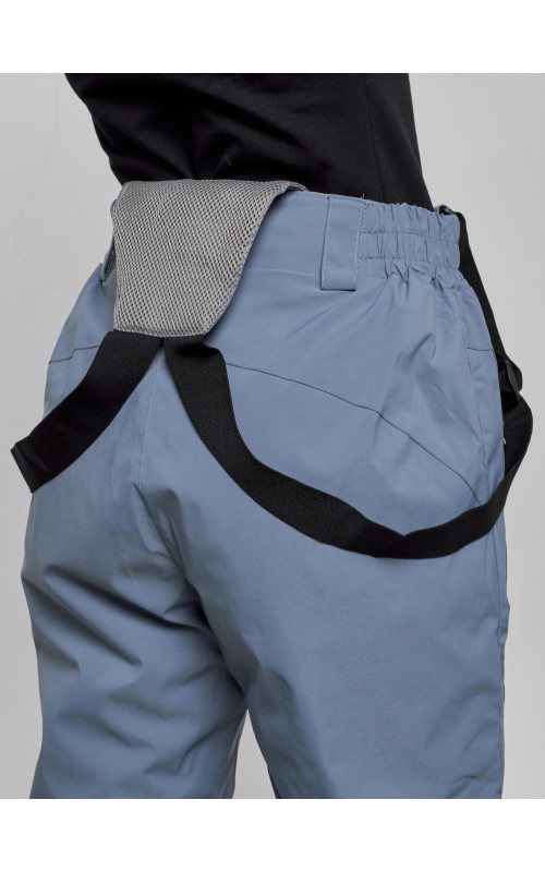 Женский горнолыжный костюм для зимних видов спорта.