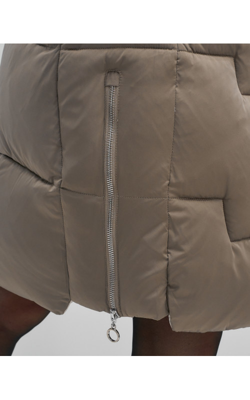 Длинный женский пуховик с капюшоном для зимы