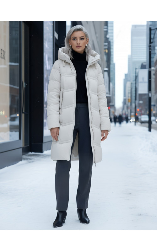 Длинный зимний пуховик для женщин с капюшоном.