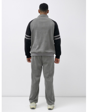 Мужской спортивный костюм с утеплителем: стиль и комфорт.