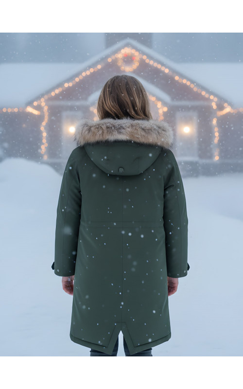 Тёплая парка для девочки с регулируемой посадкой.