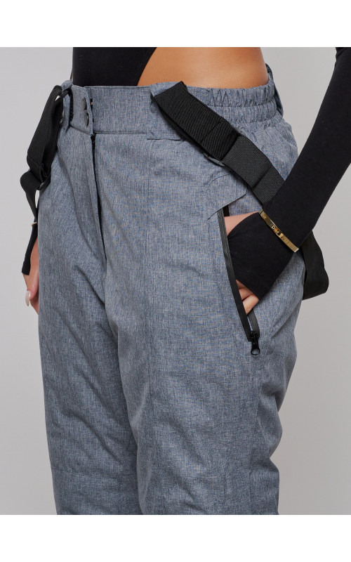 Женский горнолыжный костюм для зимних видов спорта.