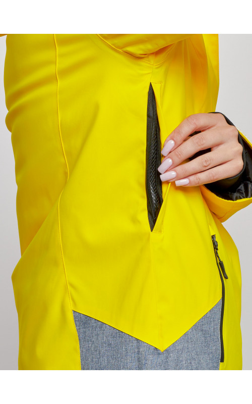 Женский горнолыжный костюм для зимних видов спорта.