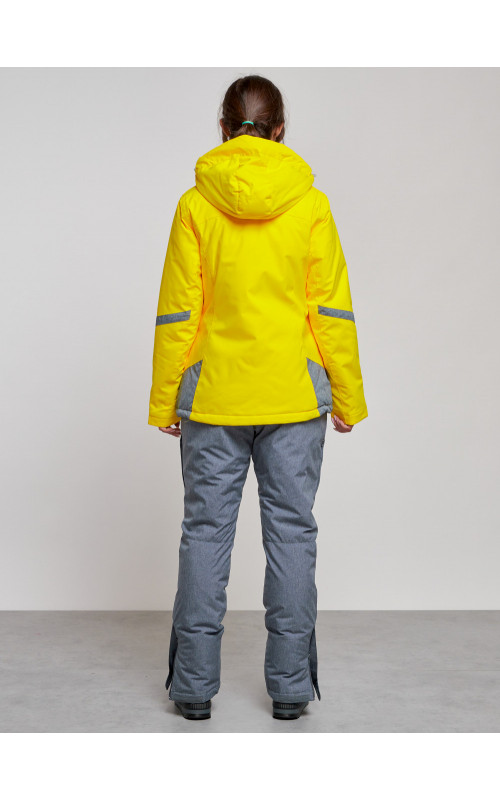 Женский горнолыжный костюм для зимних видов спорта.