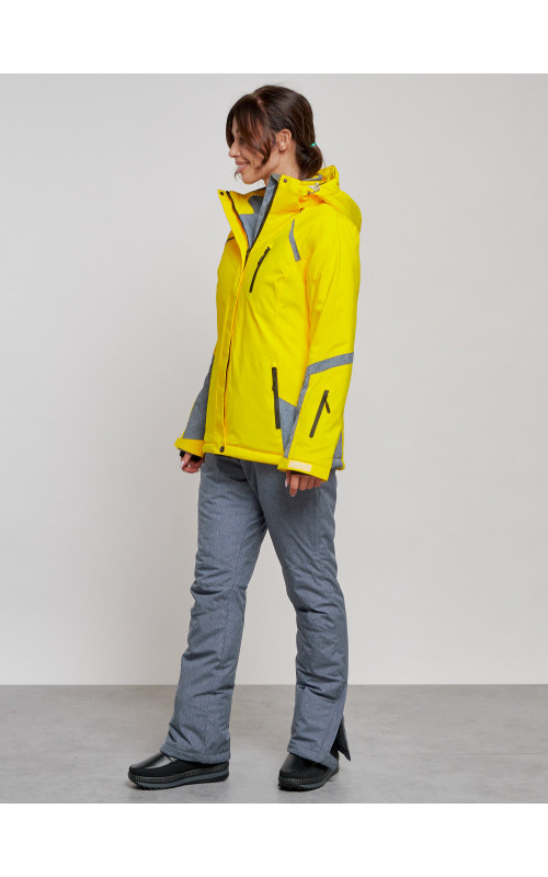 Женский горнолыжный костюм для зимних видов спорта.