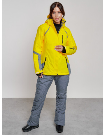 Женский горнолыжный костюм для зимних видов спорта.