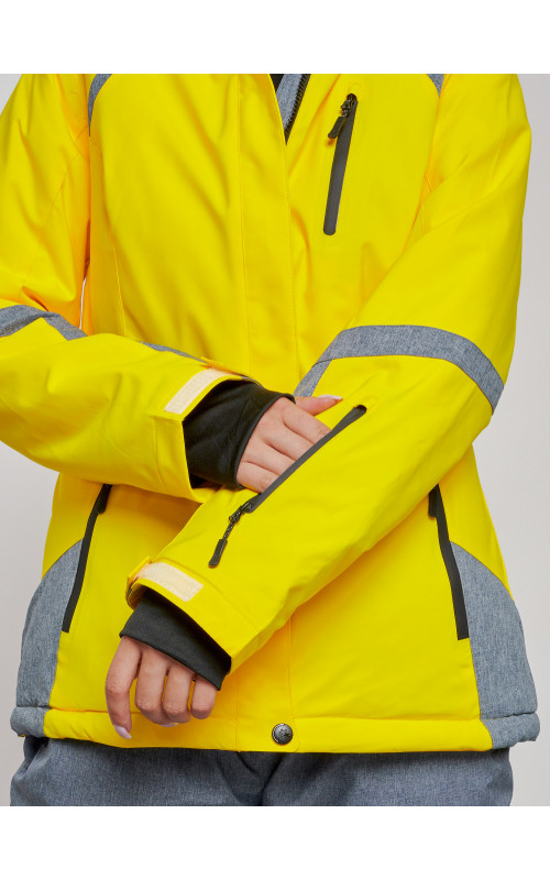 Женский горнолыжный костюм для зимних видов спорта.