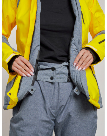 Женский горнолыжный костюм для зимних видов спорта.