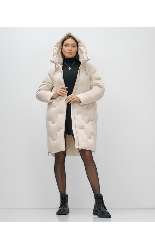 Женский зимний пуховик с капюшоном.